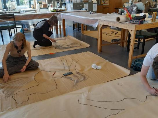 jeugd aan het werk met kunst