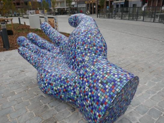Een uitgestoken hand in het Hart van Zele; Kunstwerk van Olivier Bras