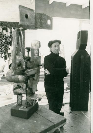 André Bogaert met kunstwerk