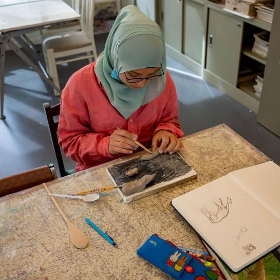 moslim meisje maakt kunstwerkje
